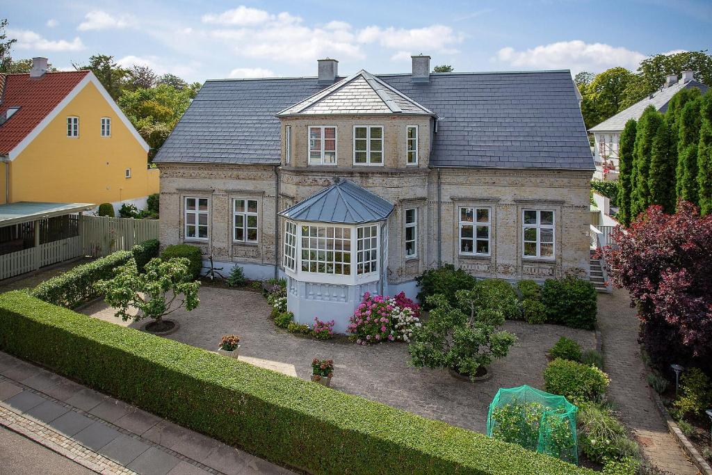 een luchtzicht op een huis met een tuin bij Skovbakkens B&B in Aalborg