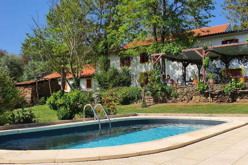 una piscina frente a una casa en Quinta Flores, en Ferreira do Zêzere