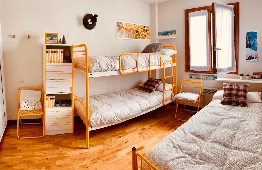 een kamer met 2 stapelbedden en een bed bij Casa Tuca in Candanchú