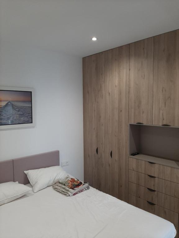 En eller flere senge i et værelse på Villa Santos