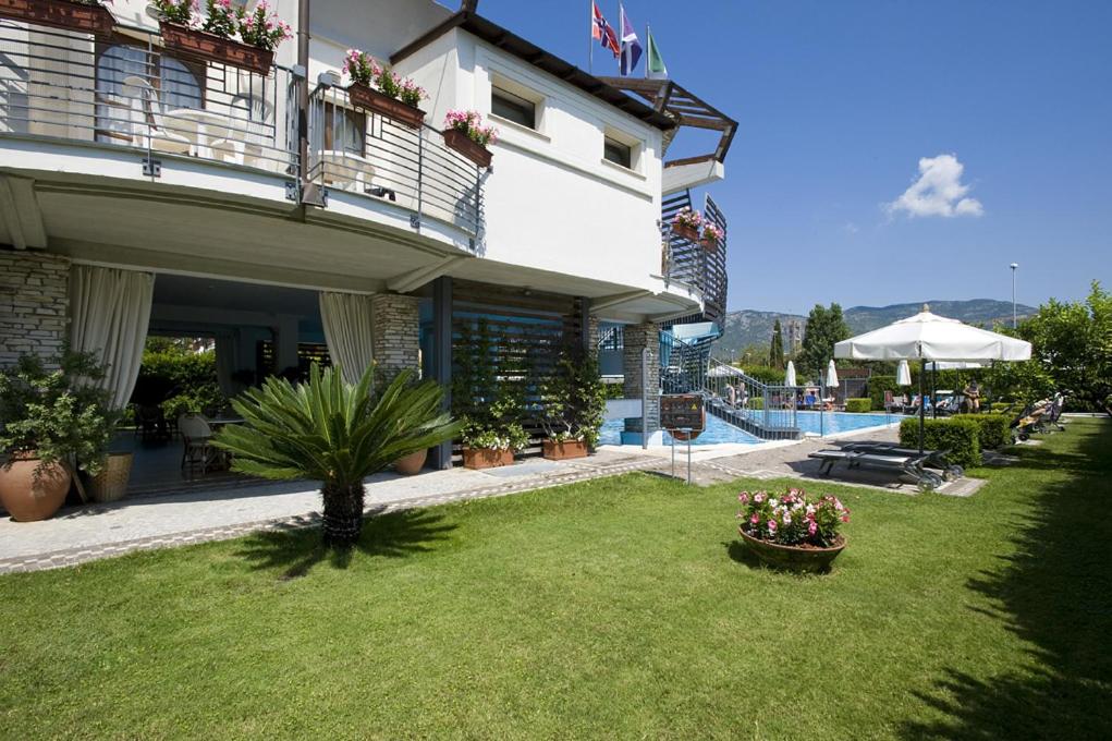 Bazén v ubytování Hotel Poseidon nebo v jeho okolí