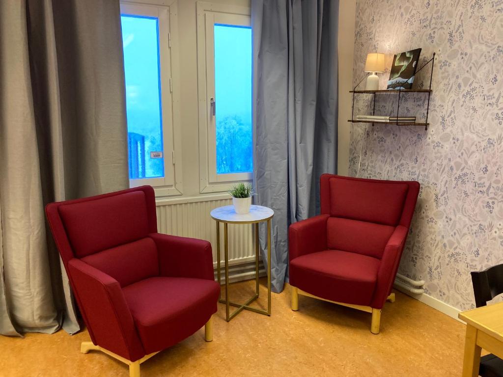 En sittgrupp på Kuttainen Lodge
