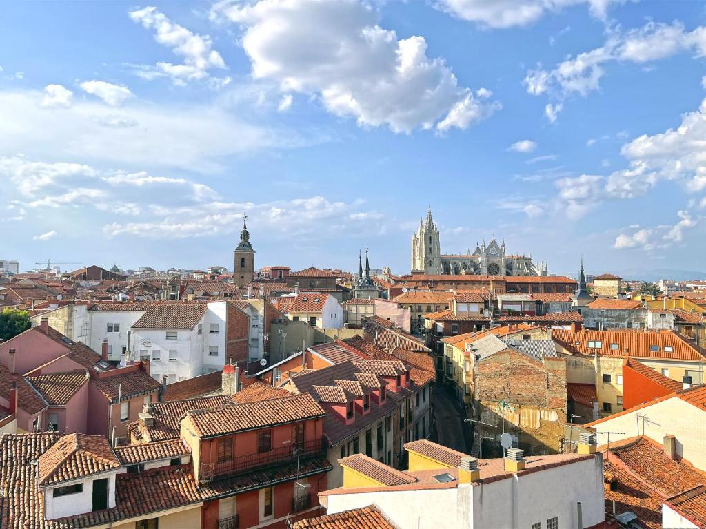 uma vista para uma cidade com telhados e edifícios em The View - Apartamento reformado con vistas a la Catedral - leonapartamentos em León