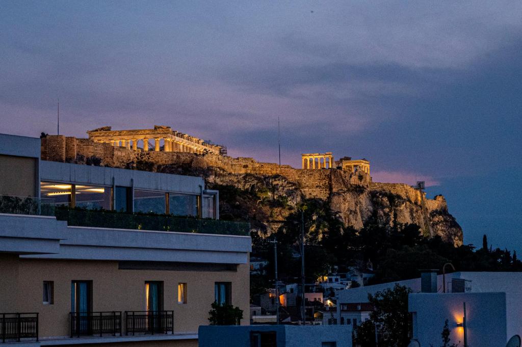 un edificio en la cima de una montaña por la noche en Athens Acropolis House, en Atenas