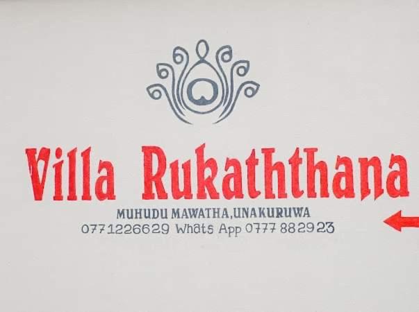 una señal que lee Villa Rutushima con una flecha roja en Villa Rukaththana UNAKURUWA, en Tangalle