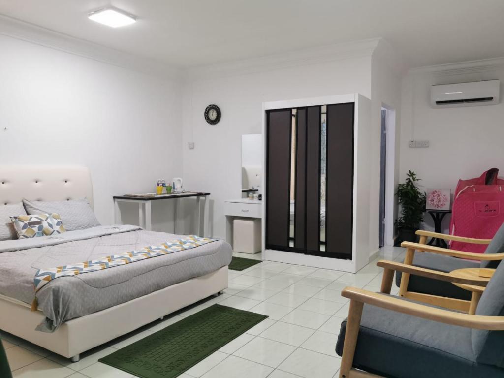 sypialnia z łóżkiem i kuchnią w obiekcie Sunrise Bedrooms and Transit w mieście Ranau
