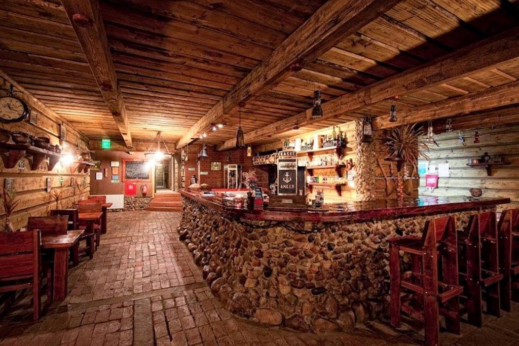 Reštaurácia alebo iné gastronomické zariadenie v ubytovaní Hotel Karczma u Macieja