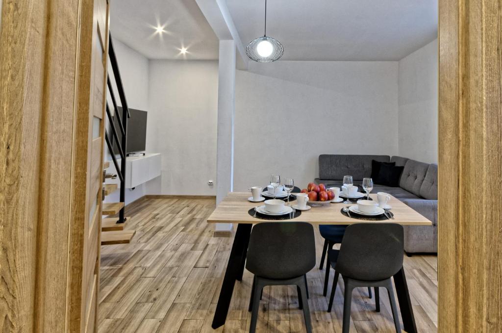 Televízia a/alebo spoločenská miestnosť v ubytovaní Domek pod bukiem
