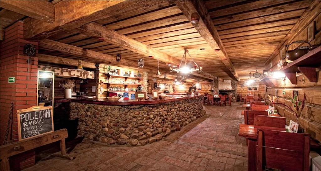 Lounge alebo bar v ubytovaní Hotel Karczma u Macieja