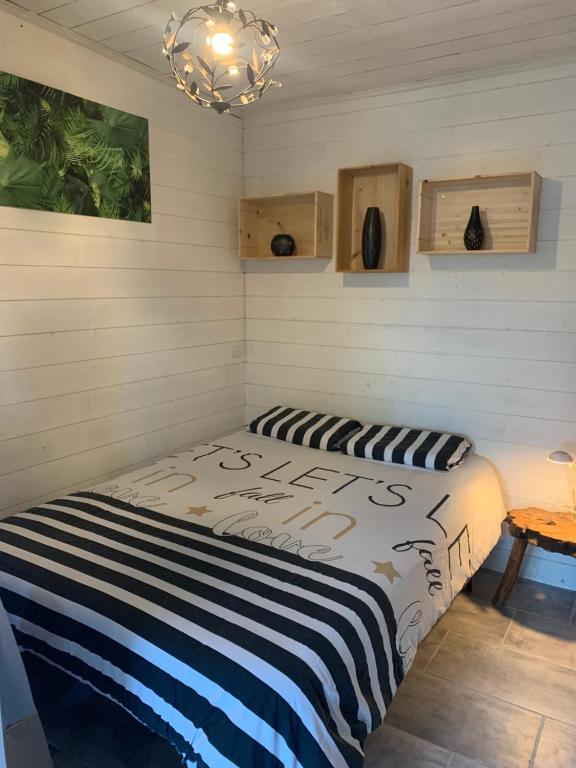 Photo de la galerie de l'établissement Le Chalet au bord des pistes cyclables, à Sainte-Hélène