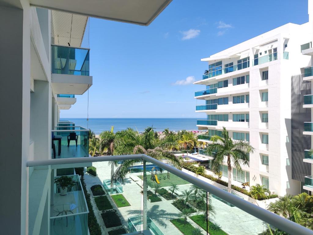 een balkon met uitzicht op de oceaan bij Apartamento con vista al mar in Cartagena