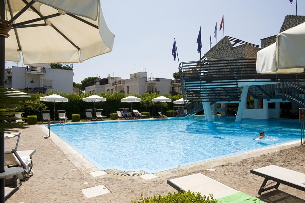 Bazén v ubytování Hotel Poseidon nebo v jeho okolí