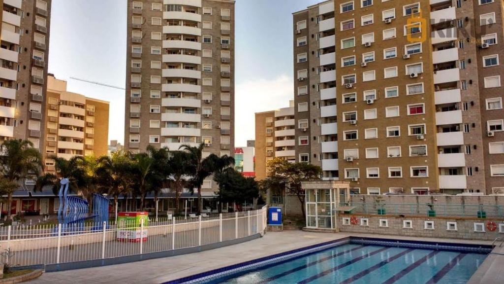 una piscina en una ciudad con edificios altos en Departamento Kiku barrio cerrado Villasol con pileta en Córdoba