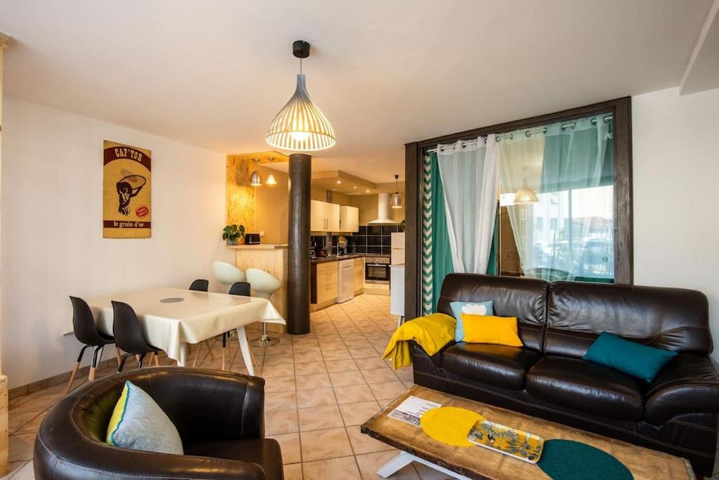 a living room with a couch and a table at Appartement confortable rénové proche centre-ville in Chambéry