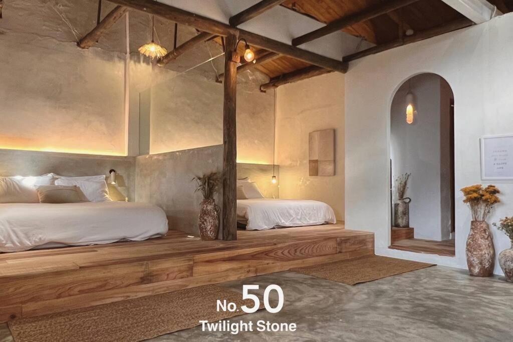 een grote slaapkamer met 2 bedden in een kamer bij Twilight Stone in Jiufen