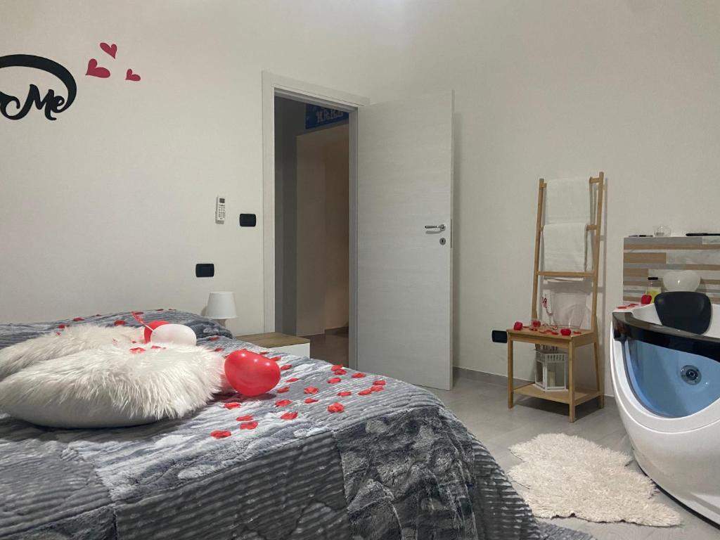 - une chambre avec un lit avec un animal rembourré dans l'établissement La chicca sul mare, à Bari