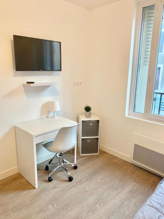 Televízia a/alebo spoločenská miestnosť v ubytovaní Studios charmants cosy à 5 minutes du centre-ville