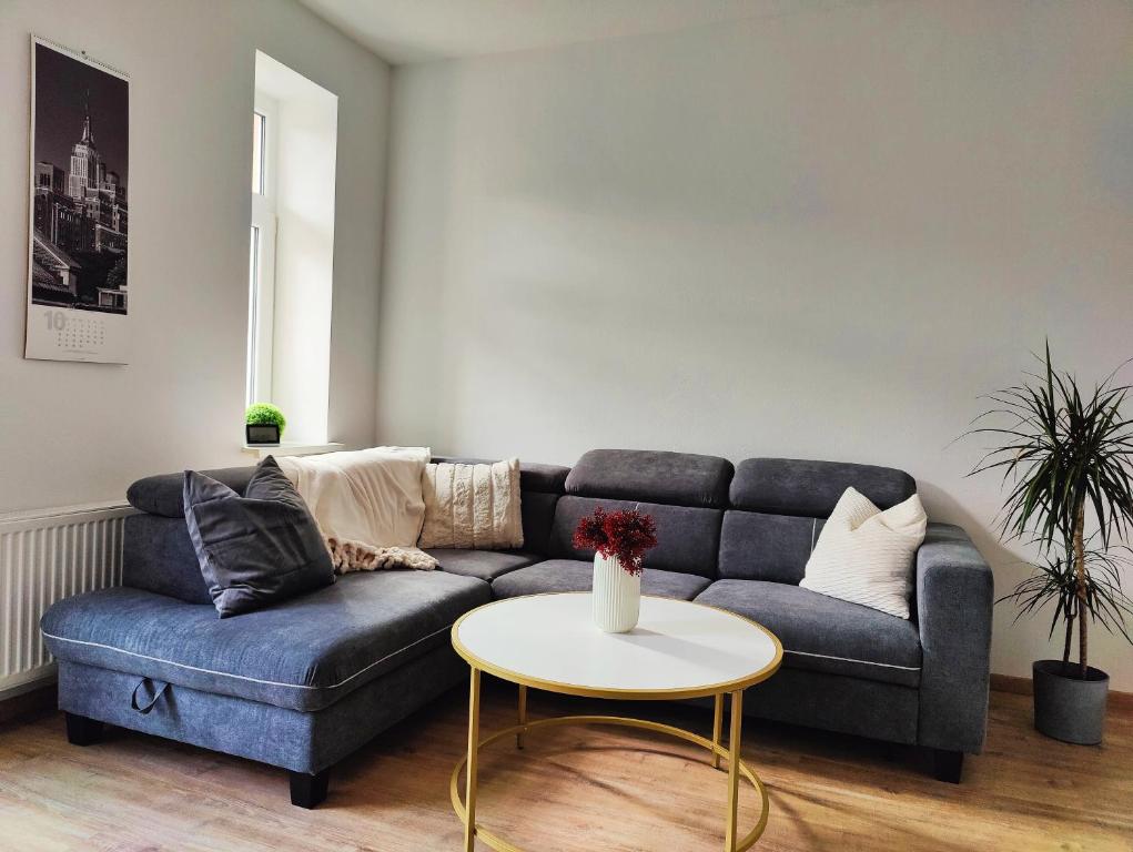 a living room with a couch and a table at Neu sanierte Wohnung mit Balkon und Stellplatz in Erfurt