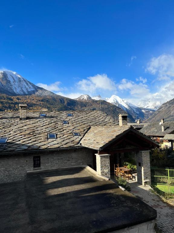 a roof of a house with mountains in the background at Espoire - grande rochere in La Salle