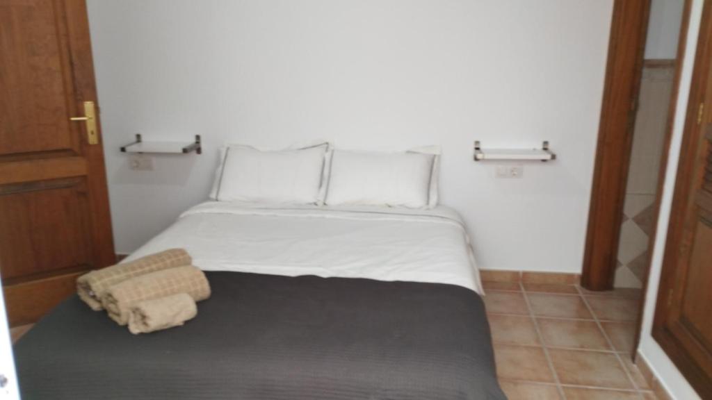 阿瑞塔的住宿－Terraza del mar，一间卧室配有一张大床和黑色毯子