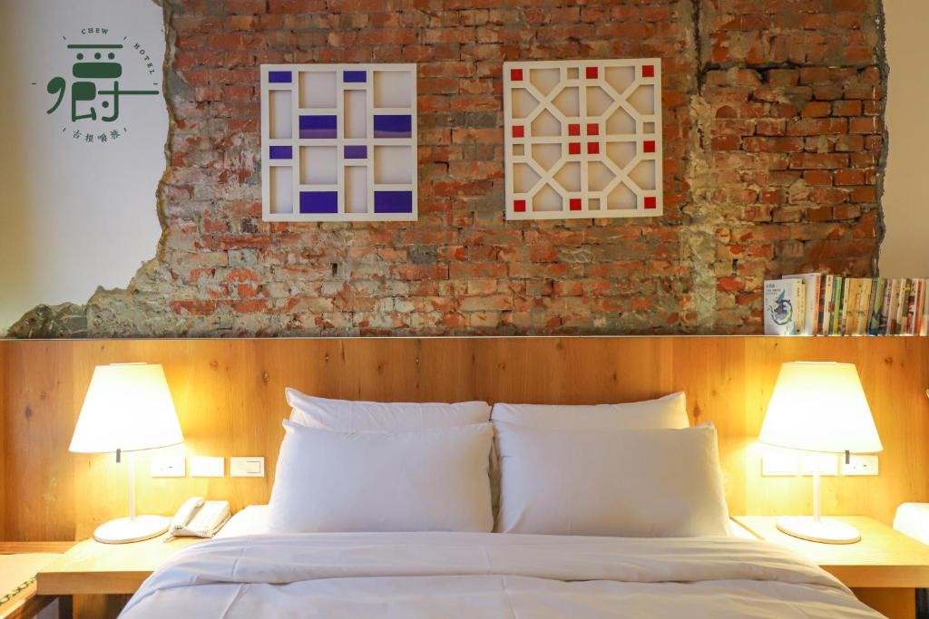 Postel nebo postele na pokoji v ubytování Roots Chew Hotel