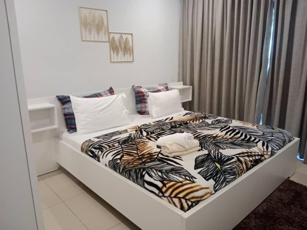 Una cama o camas en una habitación de Riviera Residence by Cozy