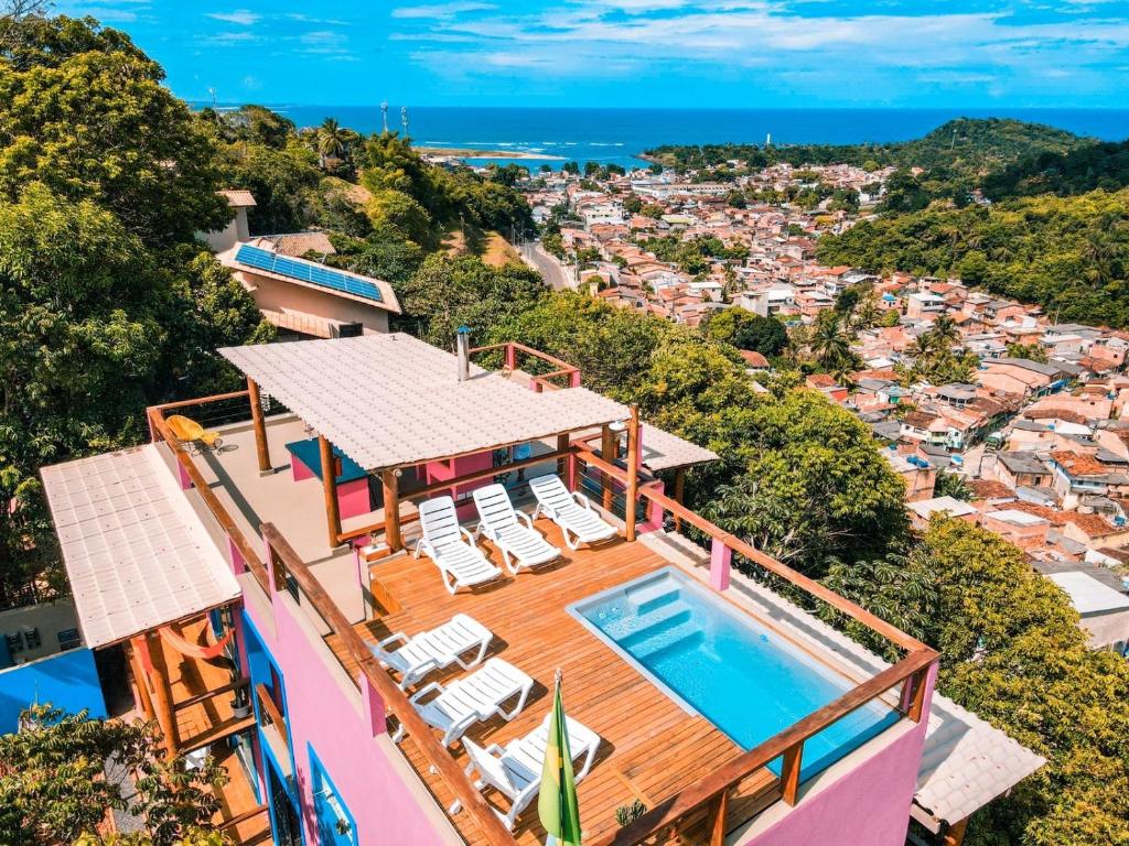 uma vista aérea de uma casa com piscina em Vila Real Apartamentos em Itacaré
