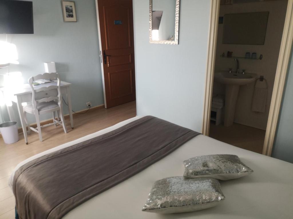 Postel nebo postele na pokoji v ubytování Hôtel Les Deux Magots
