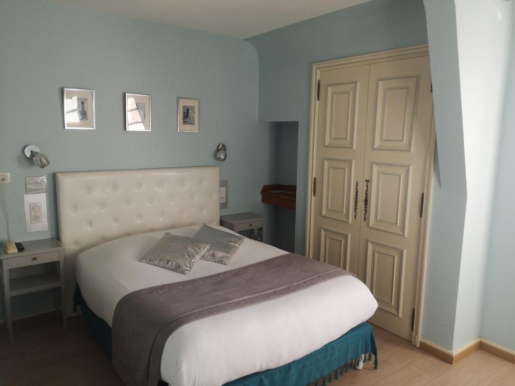 Postel nebo postele na pokoji v ubytování Hôtel Les Deux Magots