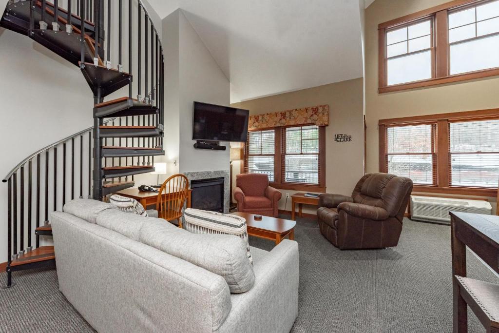 una sala de estar con 2 sofás y una escalera en A306 Studio & Loft Standard View, en Oakland