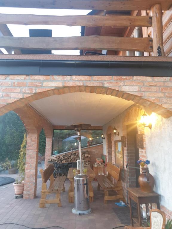 Patio alebo iná vonkajšia časť ubytovania Chata w Grapie