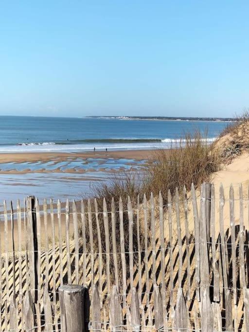 une clôture en bois sur une plage près de l'océan dans l'établissement Teïva, à Longeville-sur-Mer
