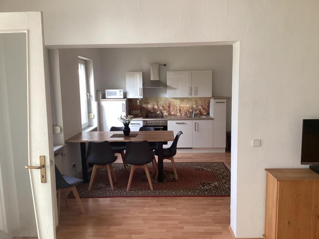 uma cozinha e sala de jantar com mesa e cadeiras em Haus Lies em Rehfelde
