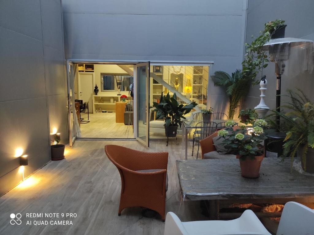 a living room with a table and chairs at Habitación y baño en planta independiente en centro de sevilla in Seville