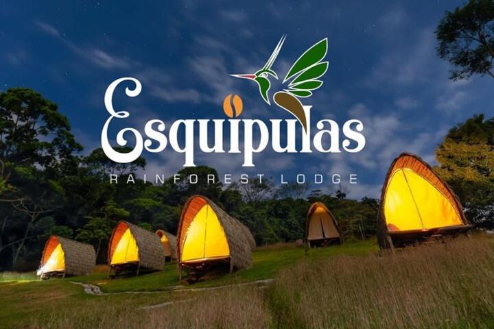 eine Gruppe von Zelten auf einem Feld in der Unterkunft Esquipulas Rainforest in Quepos
