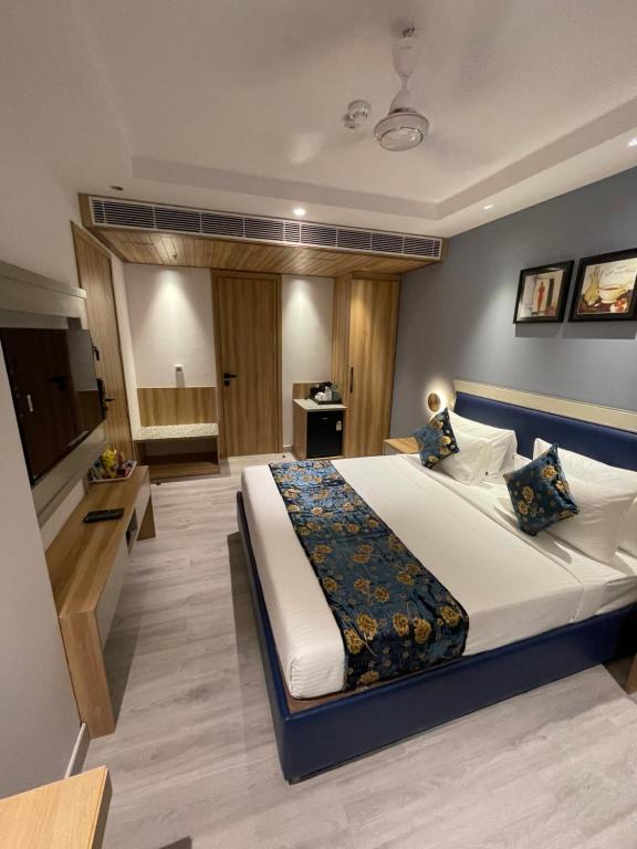 een slaapkamer met een groot bed en een badkamer bij Hotel Malbork Inn @ Janakpuri in New Delhi