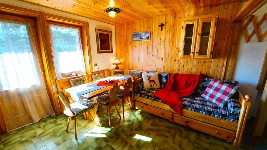 sala de estar con sofá y mesa en Delightful alpine studio in Bormio (SO) en Valdidentro