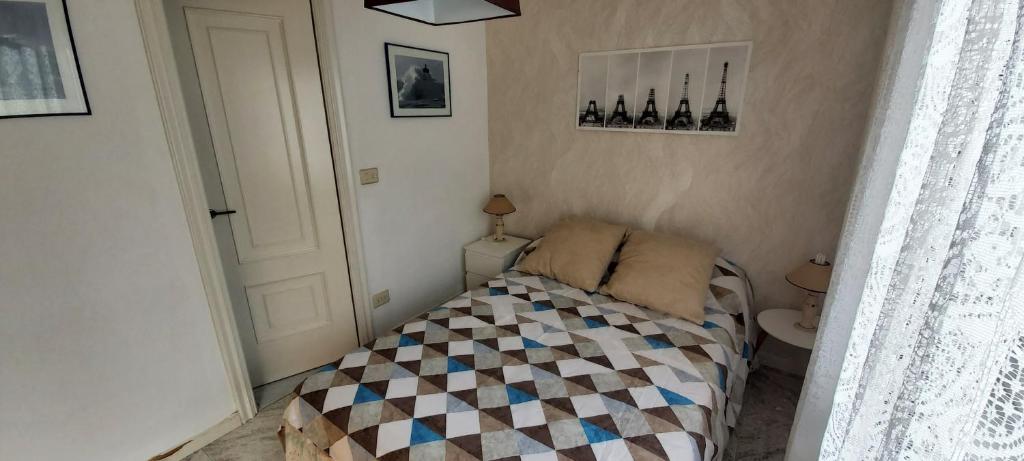 ein kleines Schlafzimmer mit einem Bett in einem Zimmer in der Unterkunft CASA LUCHI in A Coruña