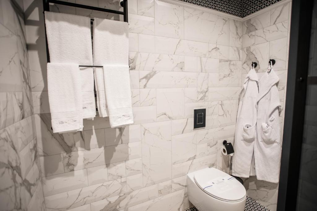 Koupelna v ubytování Victoria Deluxe Hotel