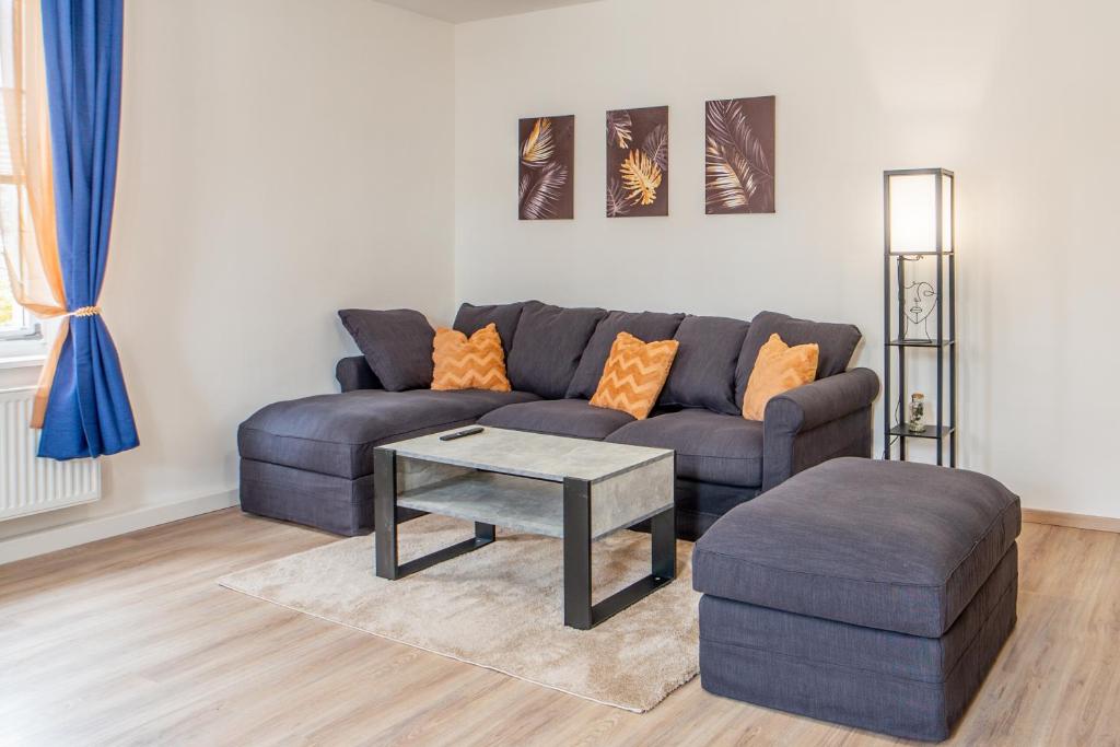 sala de estar con sofá y mesa en Classic Apartments - zentral - bis 6 Personen - Parkplatz, en Coburg