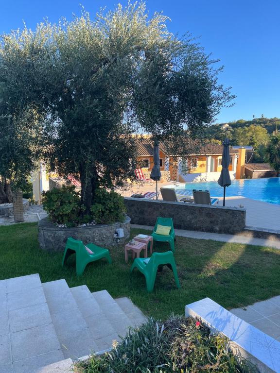Bazén v ubytování Little Corfu nebo v jeho okolí