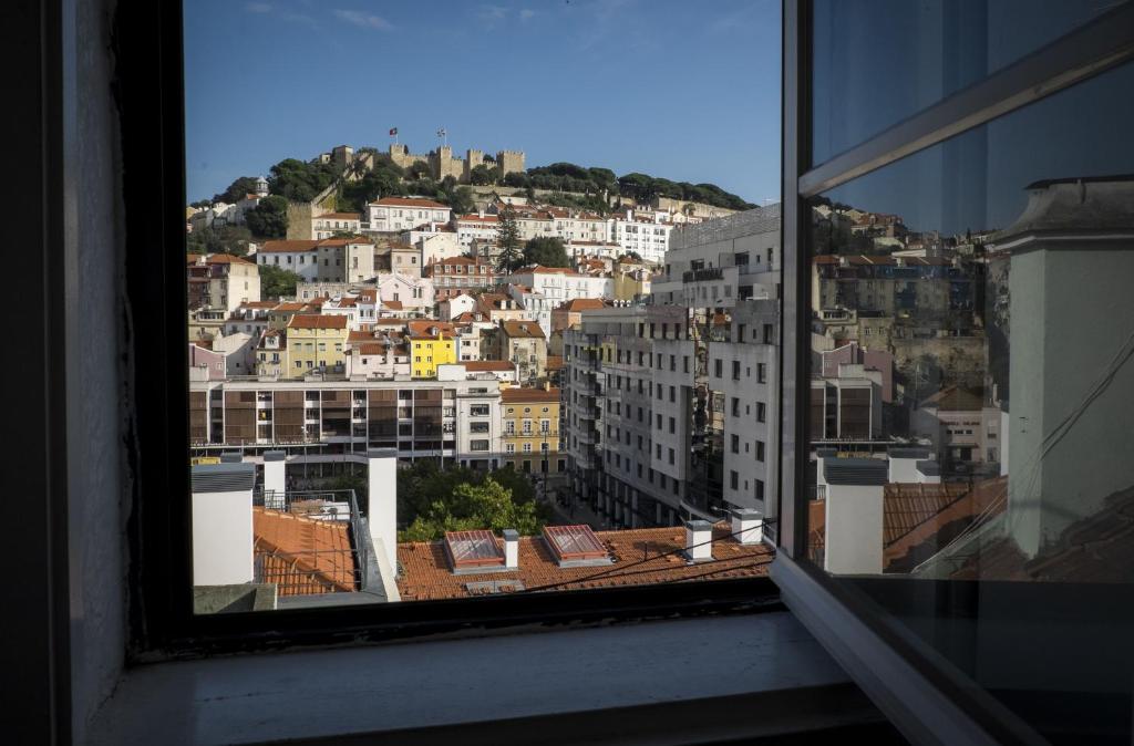 Blick auf eine Stadt aus einem Fenster in der Unterkunft Castle View at Lisbon Heart By TimeCooler in Lissabon