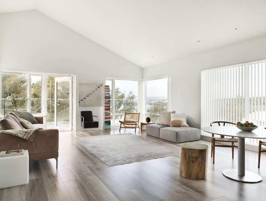 Seating area sa Modern Luxury Apartment - Ocean & Mountain Views