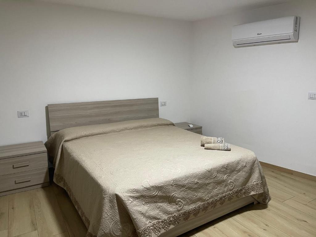 een slaapkamer met een bed in een witte kamer bij Teddy'sRoom in Nocera Superiore