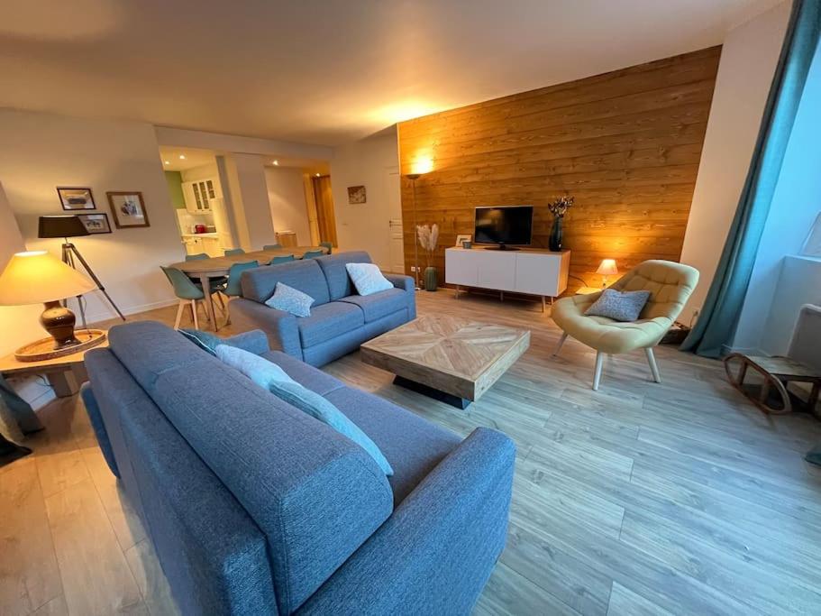 - un salon avec un canapé bleu et une table dans l'établissement Superbe appartement COURCHEVEL VILLAGE, à Courchevel