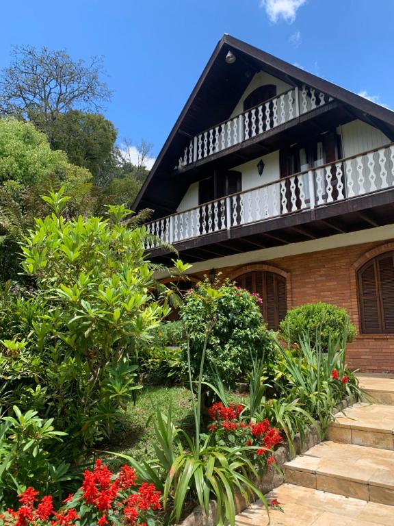 Casa con balcón y algunas flores en Sítio Vale dos Vinhedos, en Bento Gonçalves