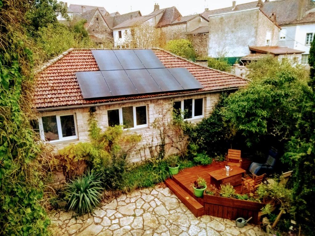 格拉馬的住宿－Maison Chopin，屋顶上有一排太阳能电池板的房子