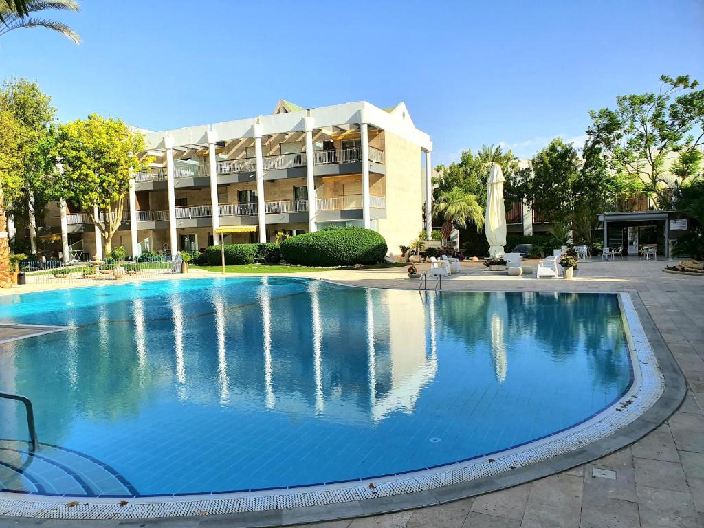 a large swimming pool in front of a building at Barak Royal Suites VIP 94 - חמש דקות מהים ומהטיילת in Eilat