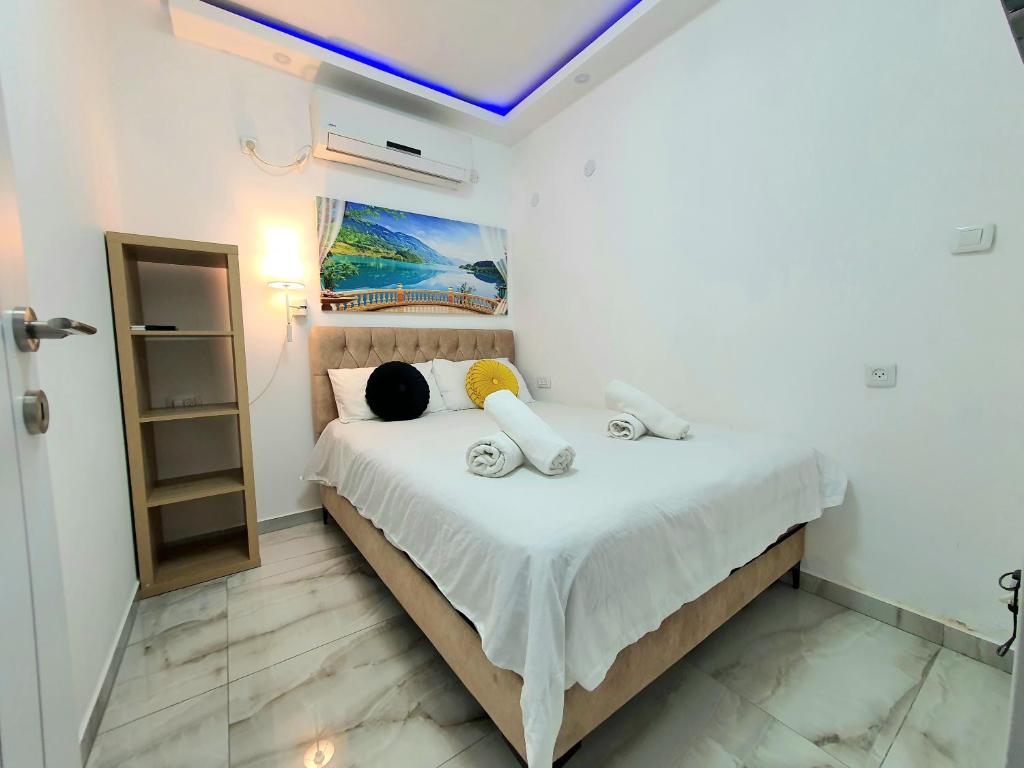 Postel nebo postele na pokoji v ubytování Barak Royal Suites VIP 94 - חמש דקות מהים ומהטיילת