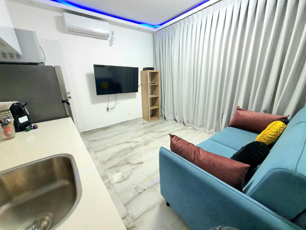 TV a/nebo společenská místnost v ubytování Barak Royal Suites VIP 94 - חמש דקות מהים ומהטיילת